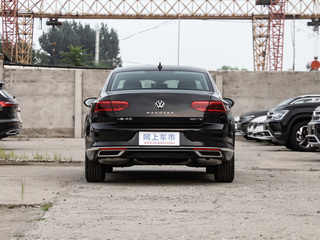 车辆正后方尾部视角