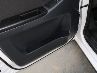 左前车门储存区域特写