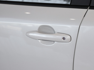 驾驶席车门把手特写