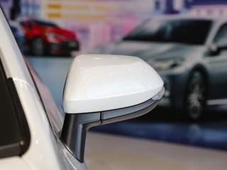 反光镜外侧正视