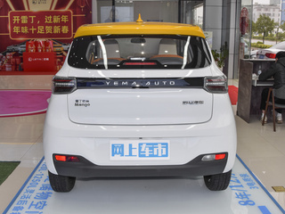 车辆正后方尾部视角