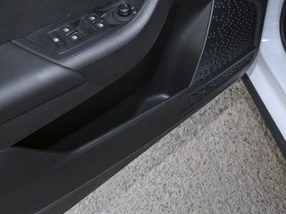 左前车门储存区域特写