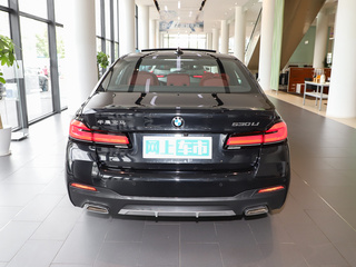 车辆正后方尾部视角