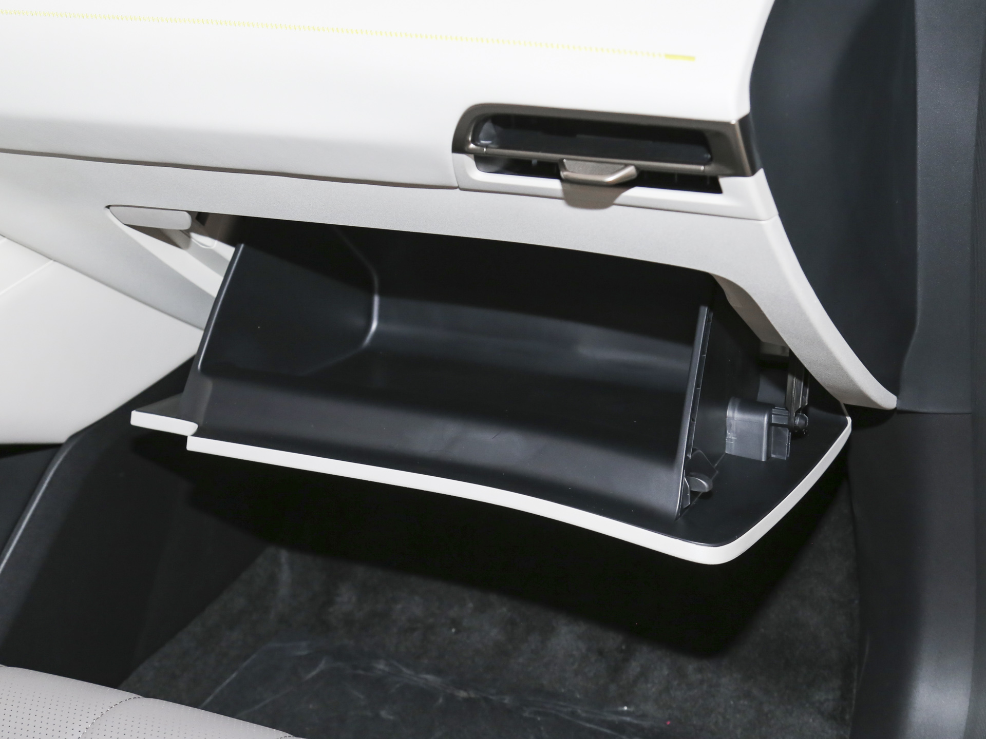 深藍(lán)L06圖片