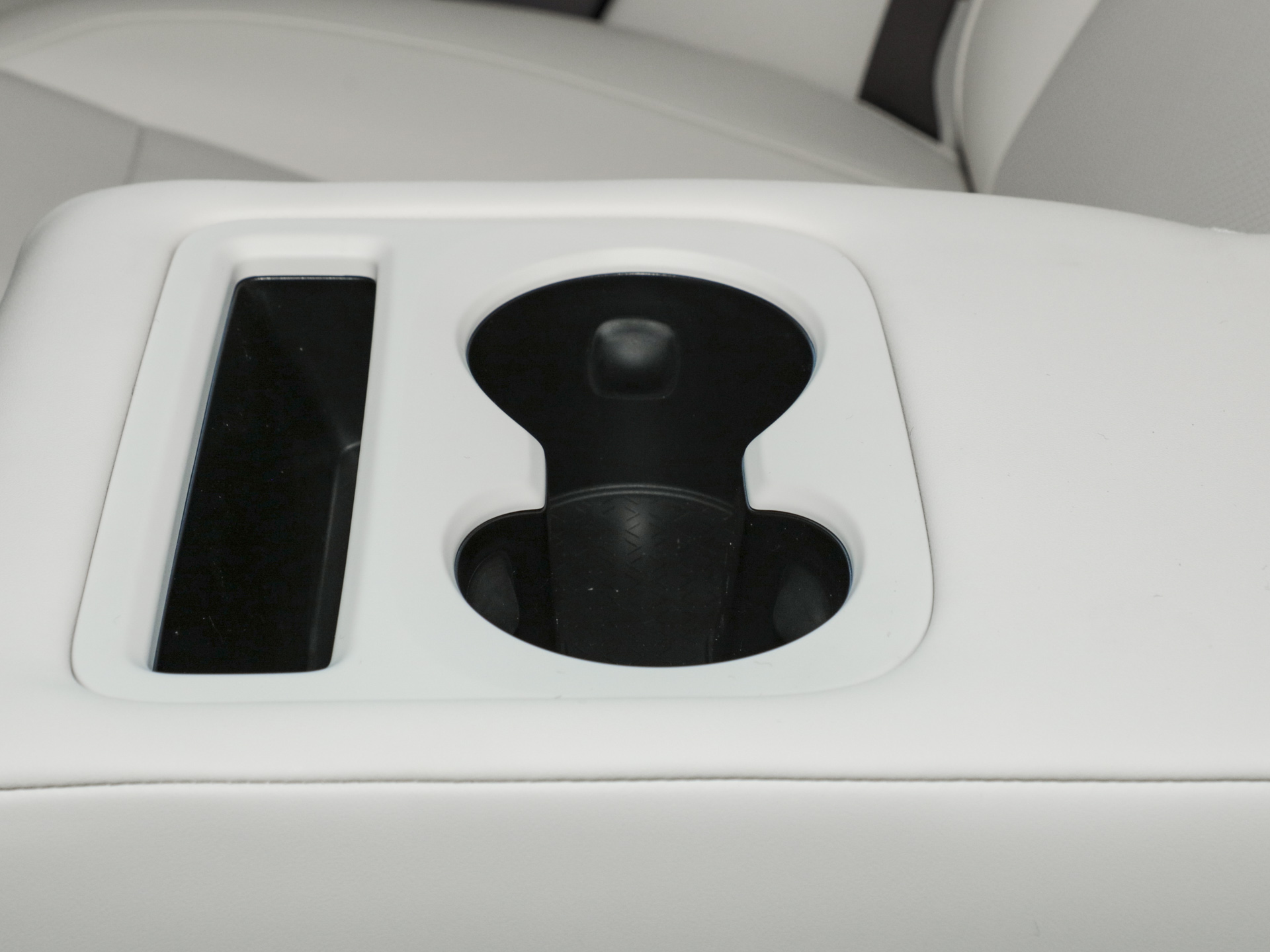 {阿維塔06T}圖片