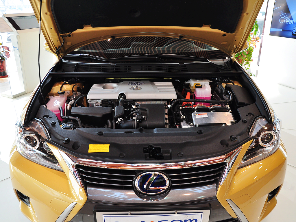 雷克萨斯 200h 1.8L CVT 发动机局部特写