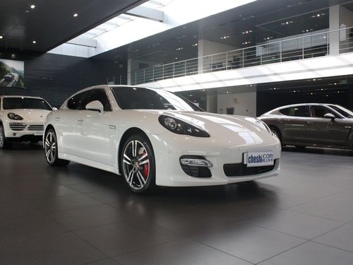 保时捷  Panamera Turbo 车辆右侧45度角