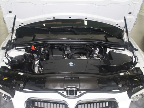 宝马(进口)  320i 2.0 AT 发动机局部特写
