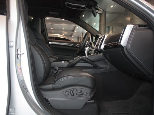 保时捷  Cayenne Turbo 4.8 AT 副驾驶座椅正视图