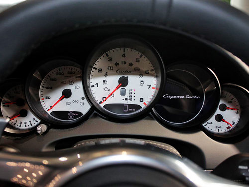 保时捷  Cayenne Turbo 4.8 AT 方向盘后方仪表盘
