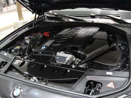 华晨宝马  新528Li 3.0 AT 发动机局部特写