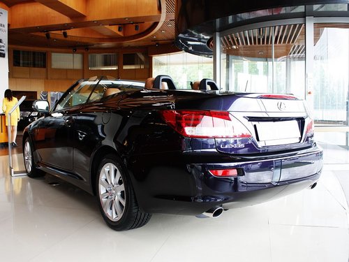 雷克萨斯 IS250C 2.5 AT 车辆左后45度视角