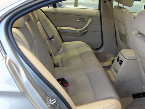 华晨宝马  320i 2.0L AT 第二排座椅45度视角