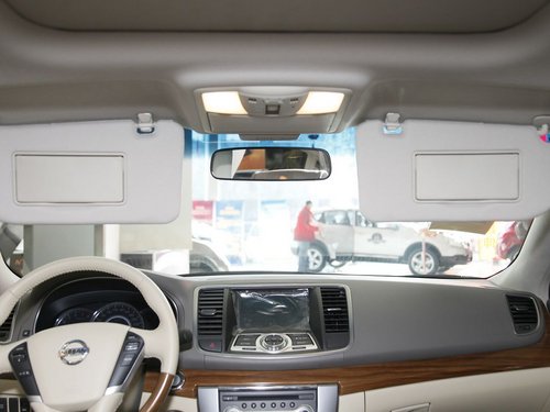 东风日产 公爵 2.5 XV CVT 前遮阳板打开