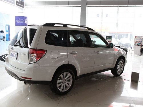 斯巴鲁  森林人 2.0XS AT 车辆右侧尾部视角