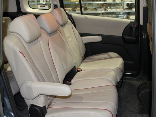 马自达(进口)  Mazda5 2.0 AT 第二排座椅45度视角