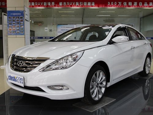 北京现代 第八代索纳塔 2.0 LUX AT 车辆左前45度视角