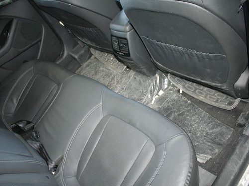 东风悦达起亚  起亚K5 2.4 AT 第二排座椅下方整体