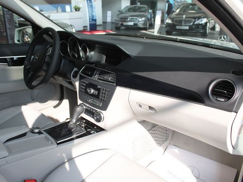 北京奔驰  C180K 1.6T AT 中控台右侧