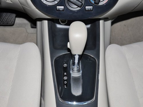 东风日产  新骐达 1.6L CVT 挂档把手特写