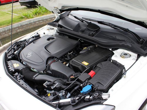 奔驰(进口)  A180 1.6T DCT 发动机主体特写