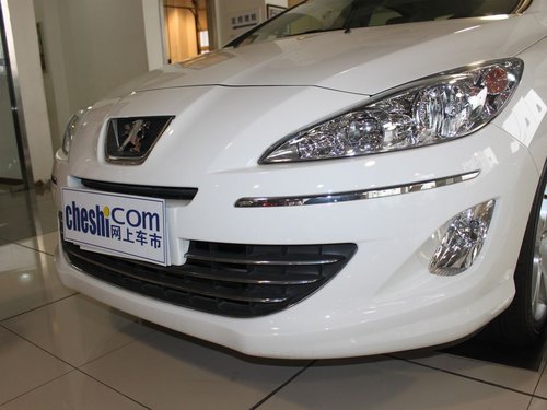 东风标致  标致408 2.0 MT 车辆车头部分特写
