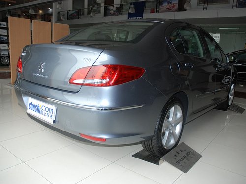 东风标致  标致408 2.0 MT 车辆右侧尾部视角