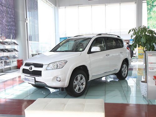 一汽丰田  RAV4 2.4 AT 车辆左前45度视角