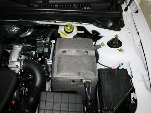 MG  MG6 掀背 1.8 AT 前发动机底部特写