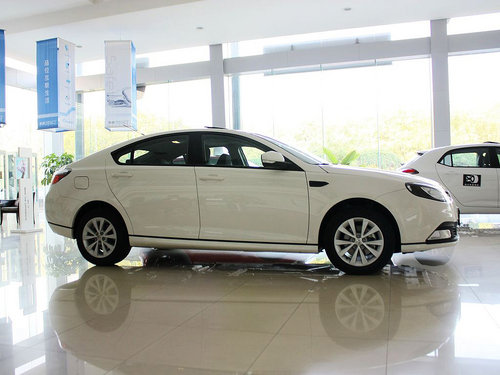 MG  MG6 掀背 1.8 AT 车辆正右侧