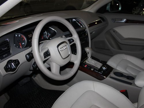 一汽奥迪 A4L 2.0 TFSI CVT 中控台左侧