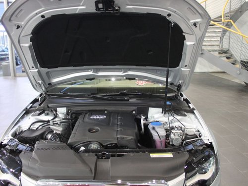 一汽奥迪 A4L 2.0 TFSI CVT 发动机局部特写
