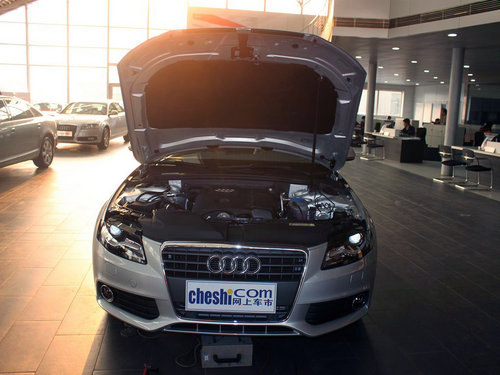 一汽奥迪  A4L 2.0 TFSI CVT 车辆发动机舱整体