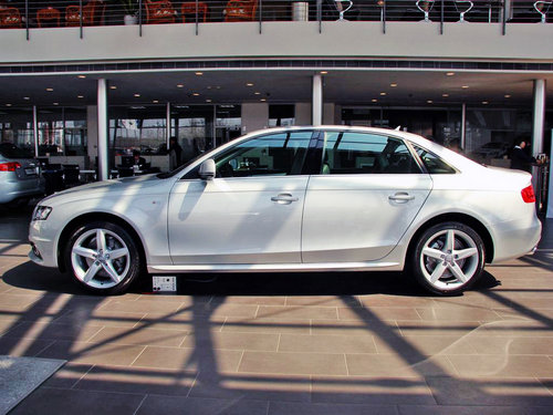 一汽奥迪 A4L 2.0 TFSI(155kW) CVT 车辆左正侧视角