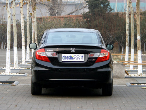 东风本田 第九代思域 2.0 TYPE-S AT 车辆正后方尾部视角