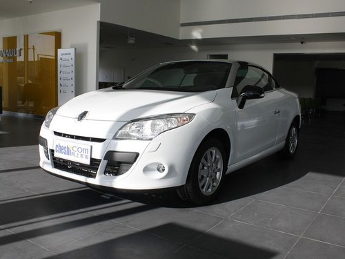 雷诺  梅甘娜CC 2.0 CVT 车辆左前45度视角