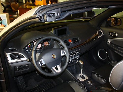 雷诺  梅甘娜CC 2.0 CVT 中控台左侧