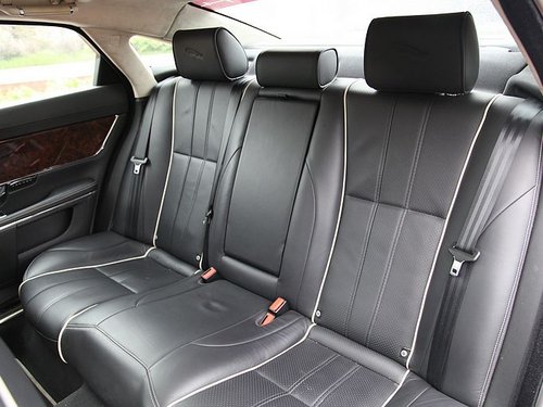 捷豹  捷豹XJ 5.0 AT 第二排座椅45度视角