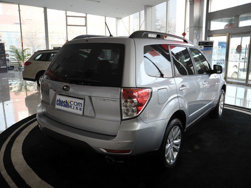 斯巴鲁  森林人 2.5XT AT 车辆右侧尾部视角