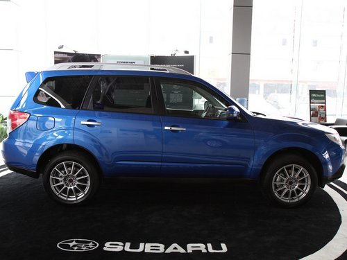 斯巴鲁  森林人 2.5T AT 车辆正右侧