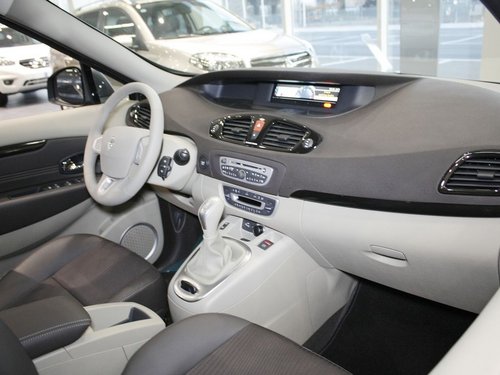 雷诺  风景 2.0L CVT 中控台右侧