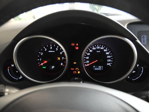 斯巴鲁  驰鹏 3.6 AT 方向盘后方仪表盘