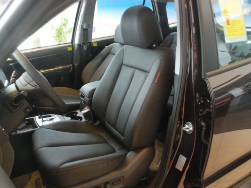 现代(进口)  新胜达 2.4 AT 驾驶席座椅前45度视图