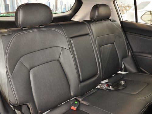 东风悦达起亚  2.0L 自动 第二排座椅45度视角