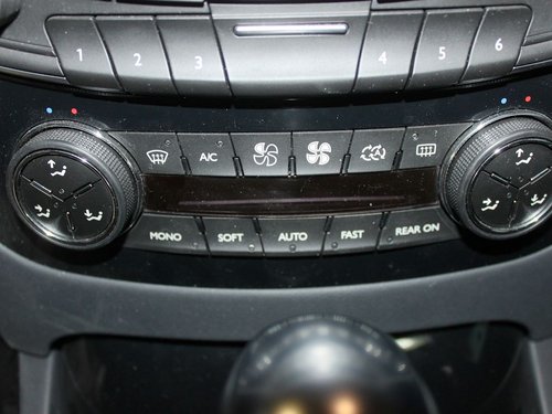 东风标致  508 2.0 AT 中控台下方特写