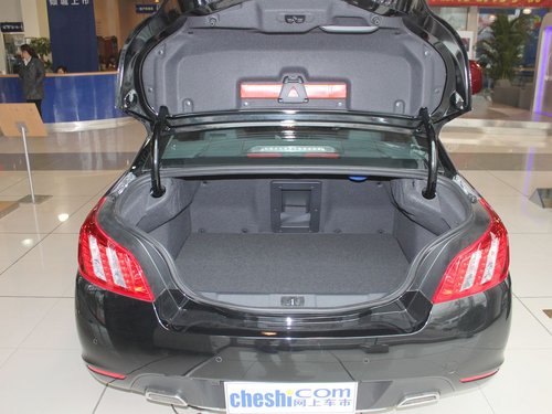 东风标致  508 2.0 AT 后备箱整体特写