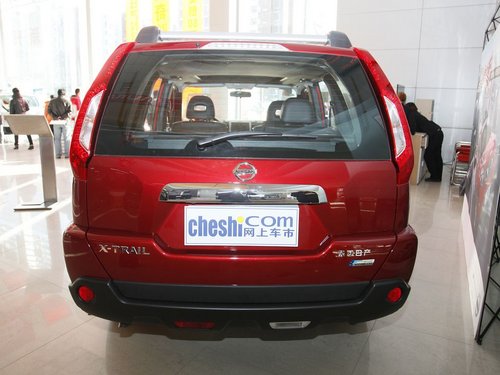 东风日产  奇骏 2.5L CVT 车辆正后方尾部视角