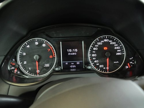 一汽奥迪  2.0TSI 方向盘后方仪表盘