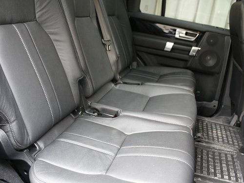 路虎 第四代发现 5.0 AT 第二排座椅45度视角