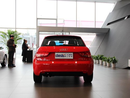 奥迪(进口) A1 30TFSI 1.4T 车辆正后方尾部视角